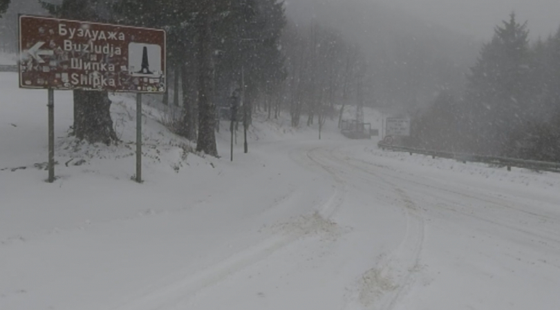 Внимание, шофьори: Снегокалипсис в тези проход, движението е ужасно ВИДЕО
