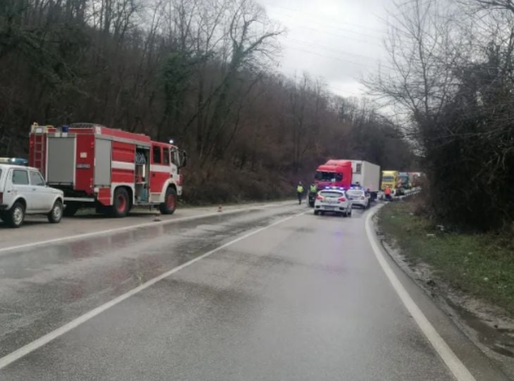 Кървава катастрофа край Търново, брутални СНИМКИ запечатали ужаса