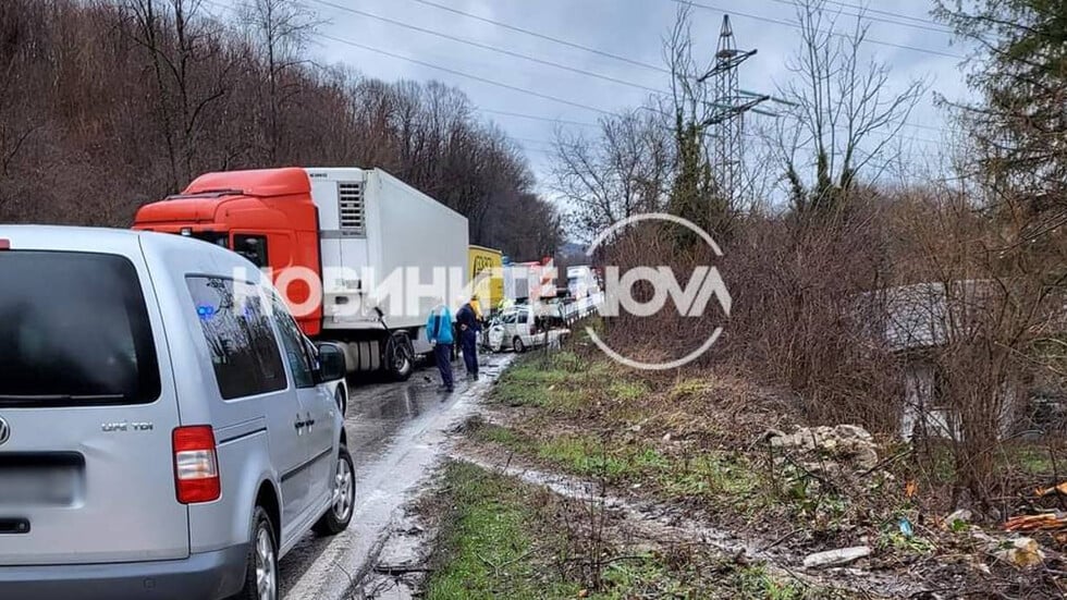 Кървава катастрофа край Търново, брутални СНИМКИ запечатали ужаса