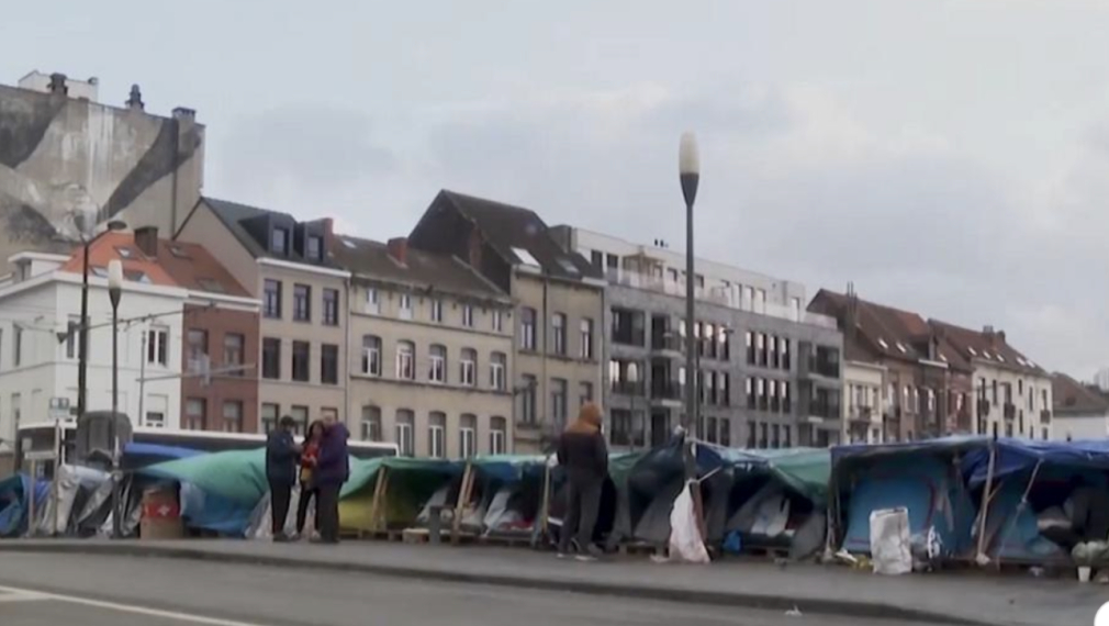 Скорбут и невероятна смрад в гетото на бежанците в центъра на Брюксел ВИДЕО