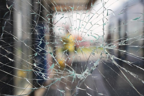 Счупиха стъклото нa Македонския клуб в Благоевград