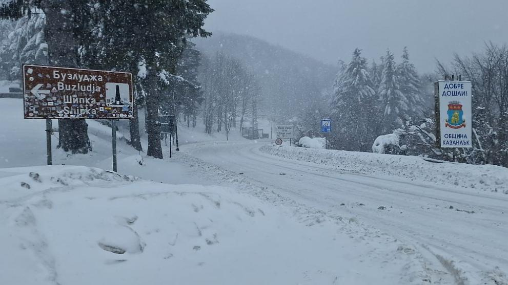 Снегокалипсис у нас! Северозападна България без ток, а по пътищата... ВИДЕО
