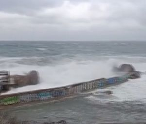 Морето край Ахтопол полудя, вълни като цунами заляха брега ВИДЕО