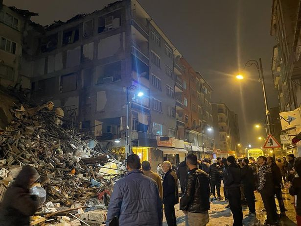 Турция обяви най-висока степен на тревога след земетресението от 7,7 по Рихтер ВИДЕО