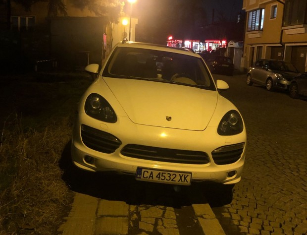 "Порше" паркира на това място в Пловдив и сега цялата мрежа плюе по него СНИМКА