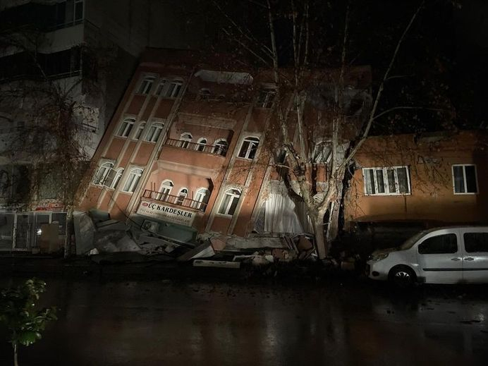 Изчезна ключова фигура за Ердоган след земетресението в Турция, жертвите са вече... СНИМКИ