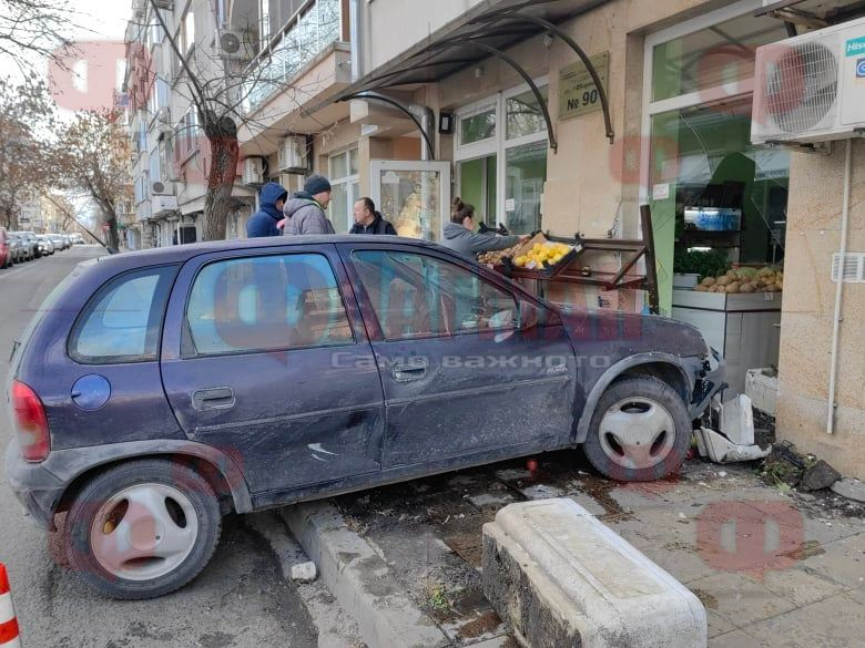 Кола се заби в зеленчуков магазин в Бургас
