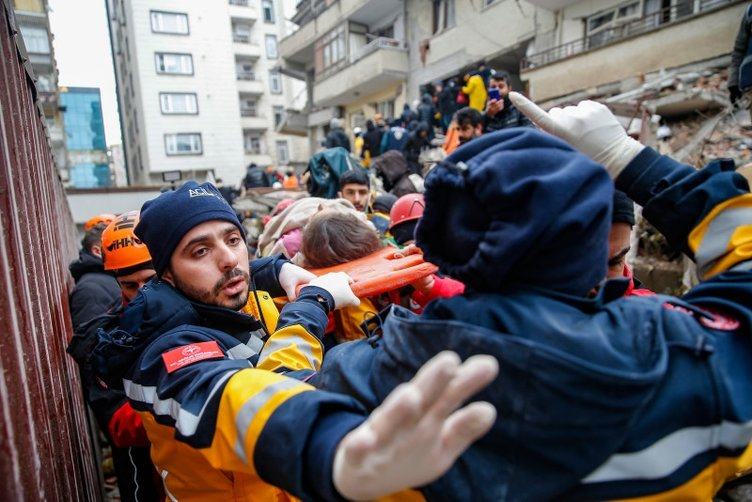 Кадрите от Турция, разтресли света: Изравят живи и умрели под развалините с голи ръце ВИДЕО 18+
