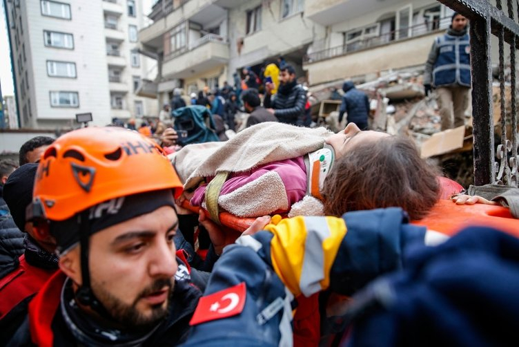 Кадрите от Турция, разтресли света: Изравят живи и умрели под развалините с голи ръце ВИДЕО 18+