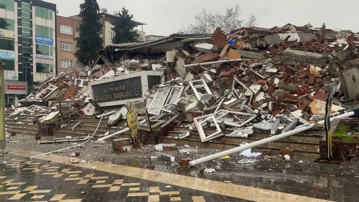 Трусът в Турция нагъна като ветрило пистата на летище Хатай 