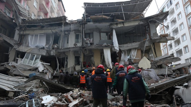Увеличиха се жертвите в Турция и Сирия след мощното земетресение