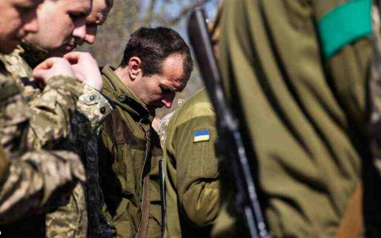 Украински офицер разказа за "Политико" защо войниците на ВСУ бягат от позициите си