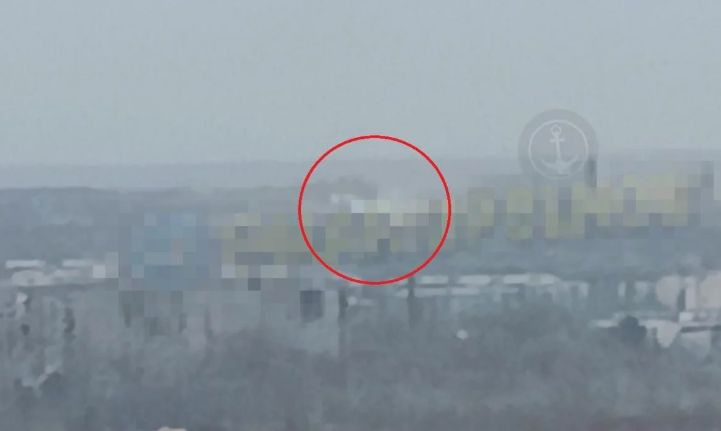 Мощни експлозии разтърсиха Мариупол, руски самолети кръжат над града