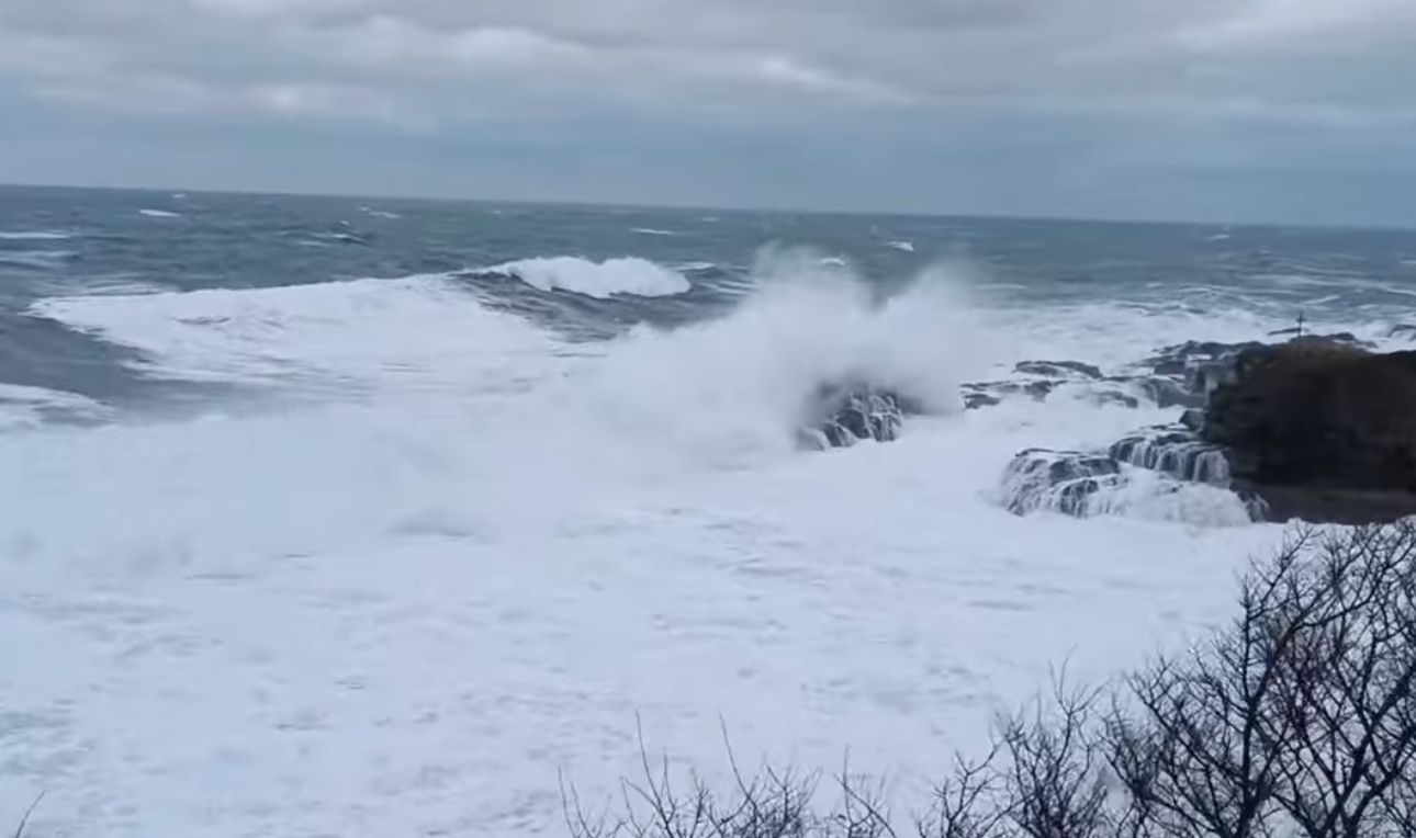 Край Ахтопол е страшно: Морето полудя, вълните са чудовищни! Зловещи ВИДЕА