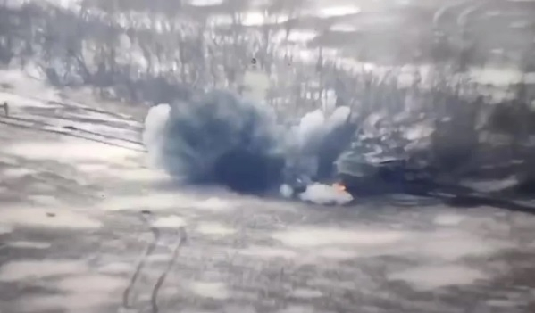 ВИДЕО от войната: Руски танкист се натъкна на войници от ВСУ и побягна в пламъци