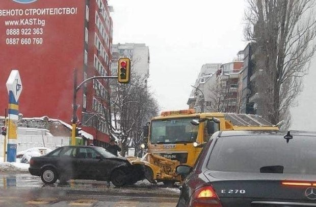 Катастрофа между автомобил и снегорин в центъра на София взриви фейса