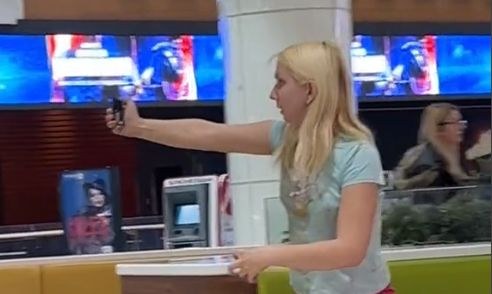 Пак простащини: Емили Тротинетката изкара акъла на хората в мол, нападна ги с... ВИДЕО 