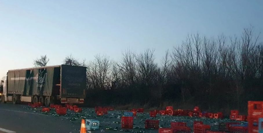 Шофьор на камион направи голямо мазало край Хасково СНИМКИ 