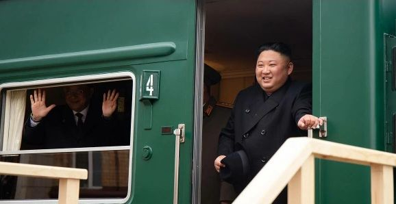 Отряд девици, лукс и бронирани машини - така пътува Ким Чен-ун