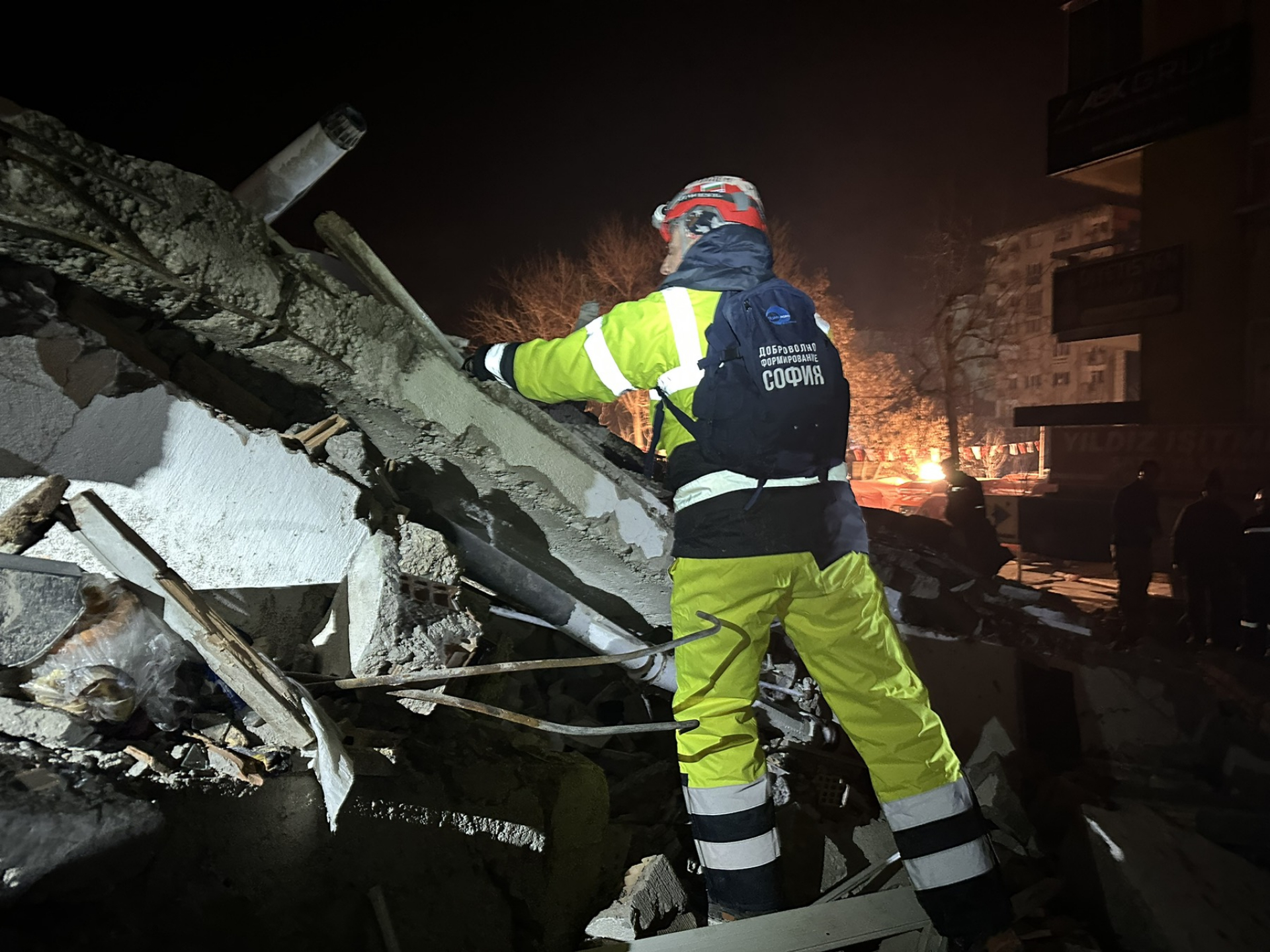 Лъч светлина от български спасители в Турция, точно в 7:04 часа обявиха, че... СНИМКИ