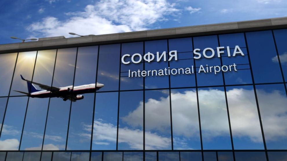 Сигнал до БЛИЦ: Паника на Летище София, пътници са блокирани с часове