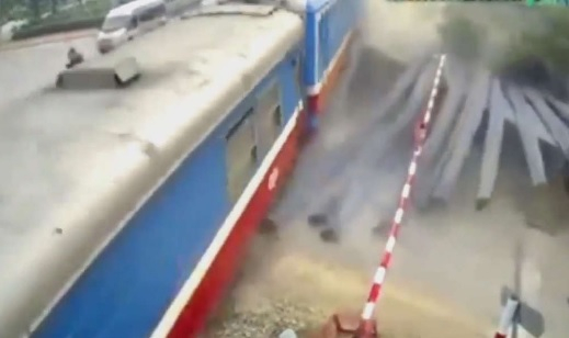 Зрелищни ВИДЕА: Заснеха момента на сблъсъка на пътнически влак с камион