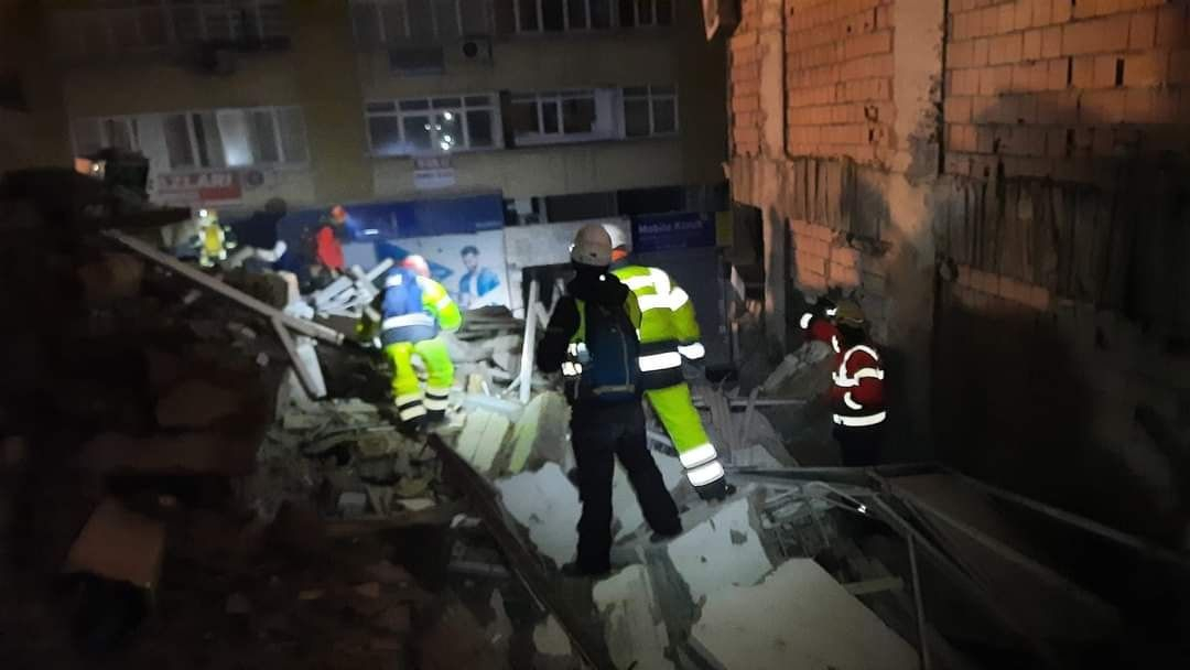 Ето как български спасители изровиха жива жена 90 часа след адския трус в Турция ВИДЕО