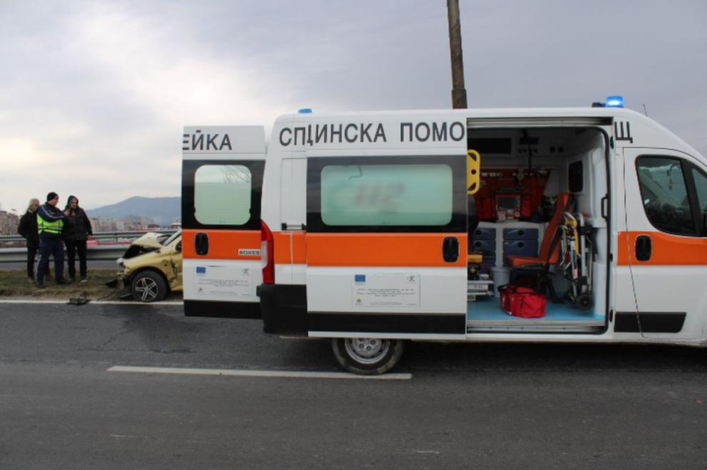 Ужас в Дупница: Шофьорка метна колата си от мост, трима души са...