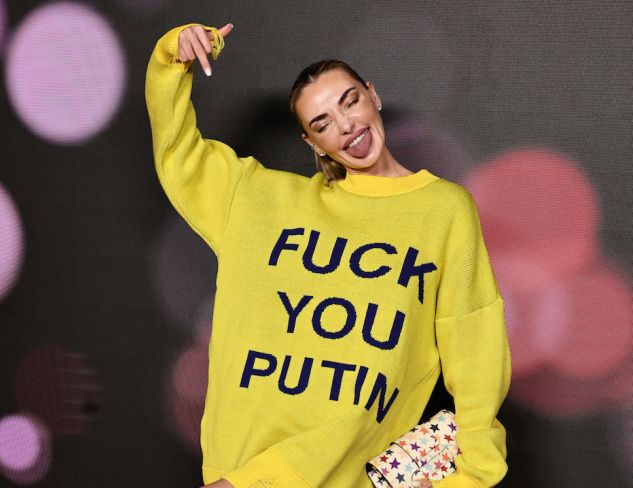 Украинска манекенка показа среден пръст на Путин от САЩ ВИДЕО