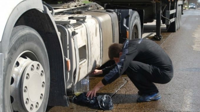 Ловки крадци източиха над 500 л гориво от паркиран турски ТИР