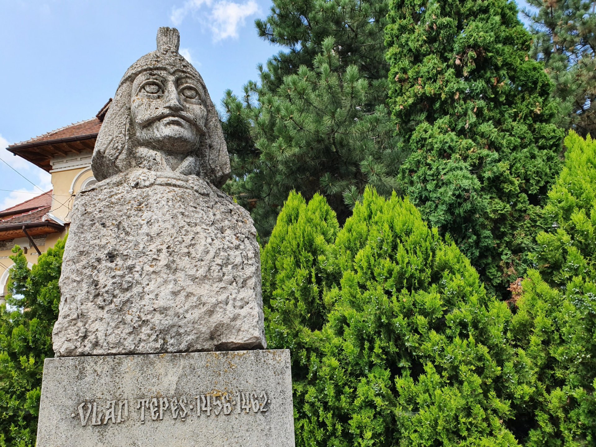 Градът с българско име, в който започва царуването на Дракула и е екзекутиран Чаушеску