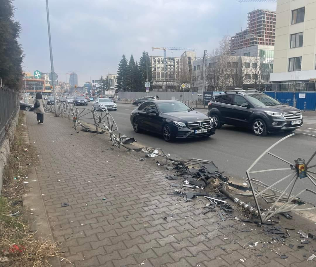 Мистериозен инцидент на бул. "Черни връх", всички питат: Покрили ли са го СНИМКА