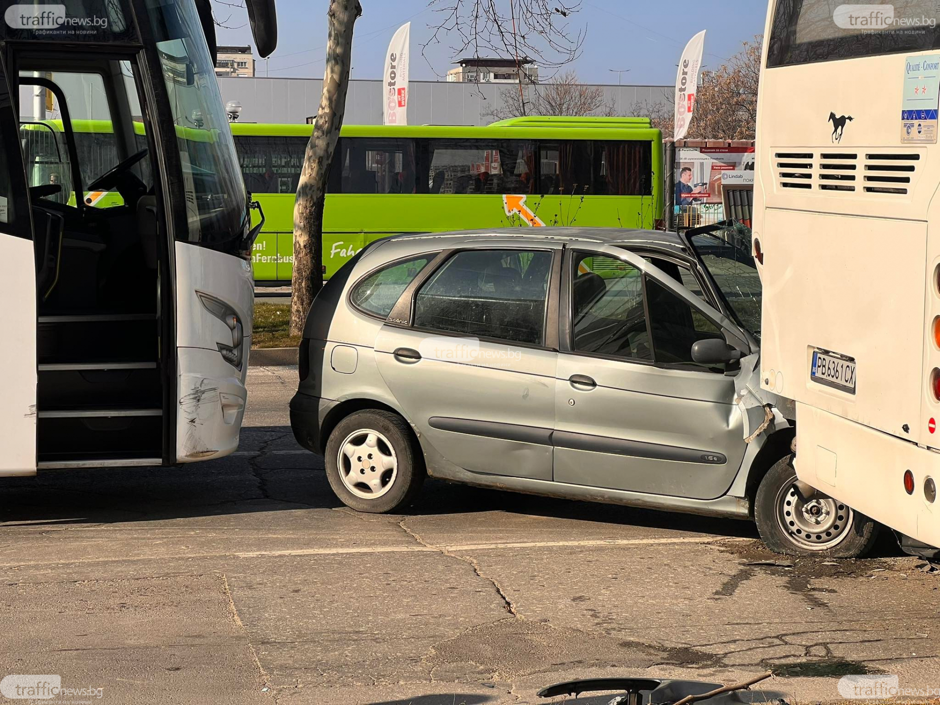 Извънредно! Тежка катастрофа с два автобуса и кола в Пловдив, има пострадало дете СНИМКА