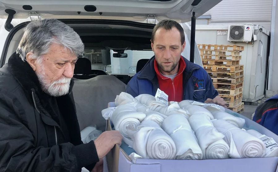 Вежди Рашидов и съпругата му с дарение за пострадалите от земетресението в Турция и Сирия