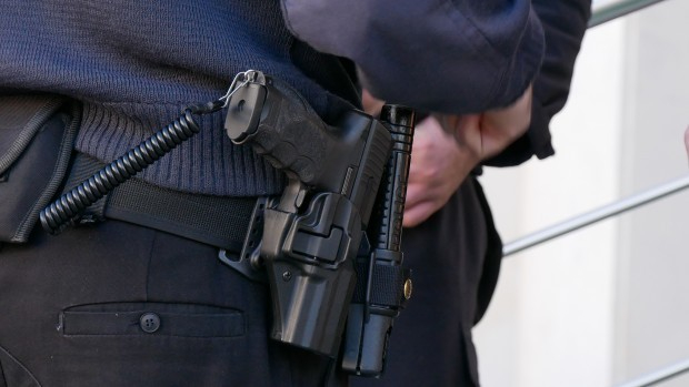 Полицай от 6-то РУ вади пистолет на съседи: Ще ви гръмна! 