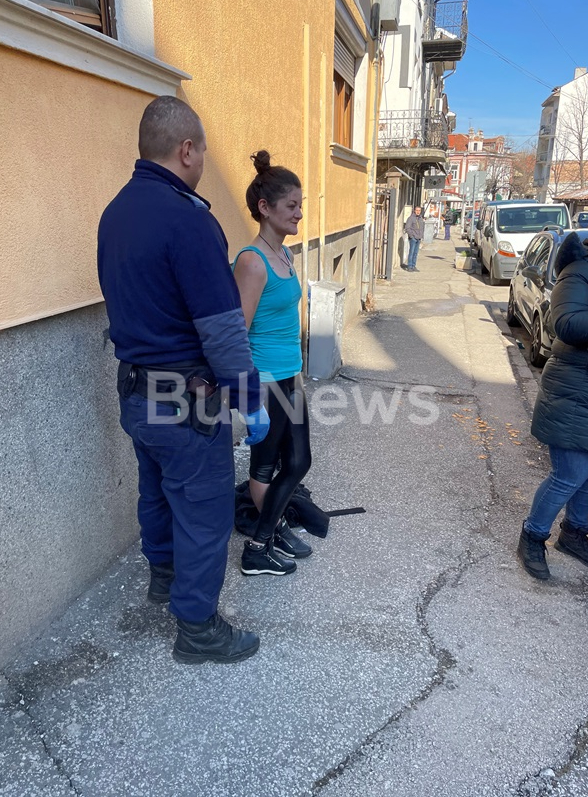 Жената, изпаднала в транс на пъпа на Враца, се развихри, ченгетата се видяха в чудо СНИМКИ 