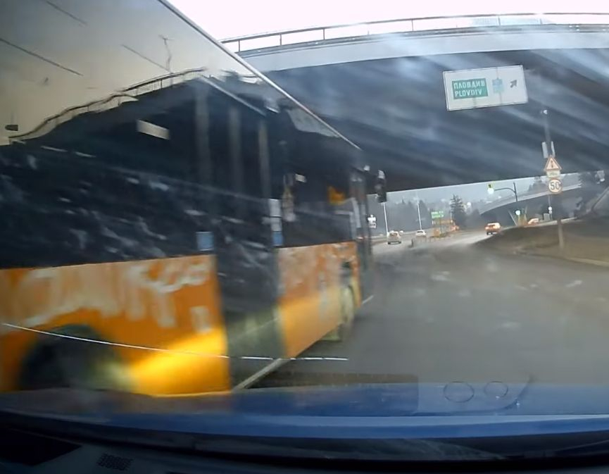 Пълно безумие! Рейс на градския блъсна кола в София, шофьорът избяга, а полицаите... ВИДЕО