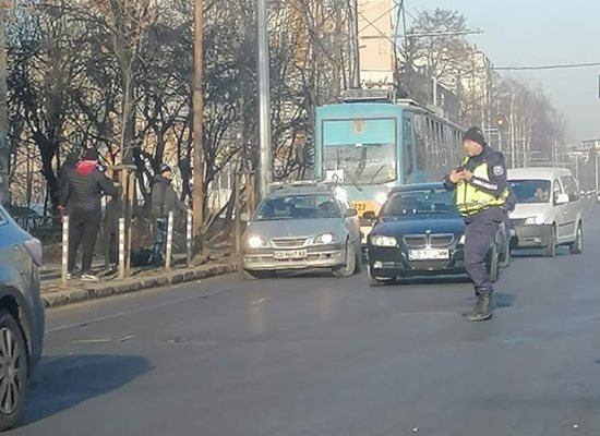 Зверско верижно меле с 3 коли и трамвай в София, ето какво се случва