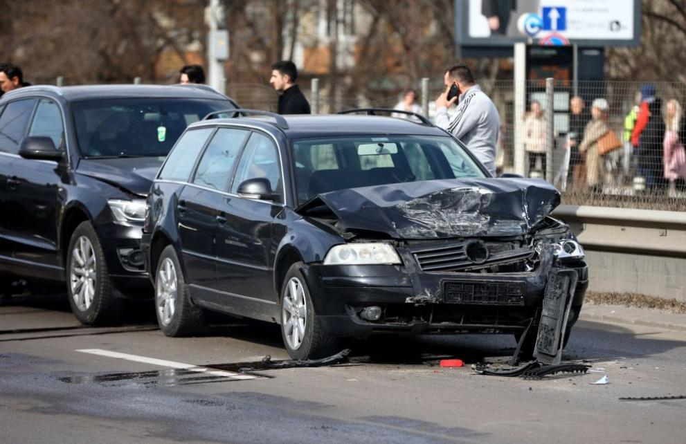 Първо в БЛИЦ! Близо 17 помлени коли в 4 зверски мелета парализираха столичния бул. „Цариградско шосе“ СНИМКИ