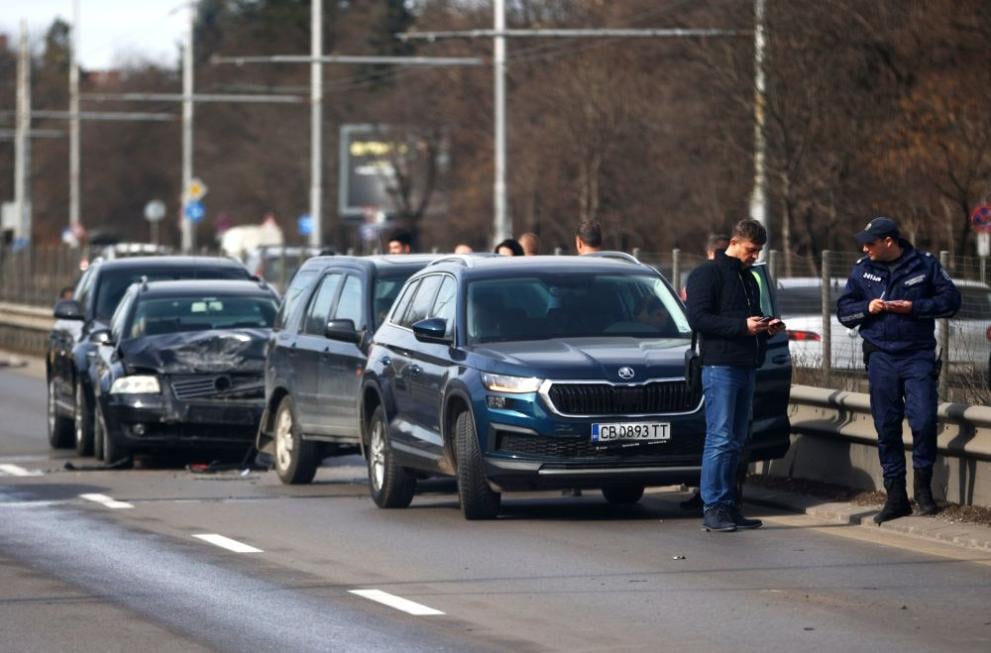 Първо в БЛИЦ! Близо 17 помлени коли в 4 зверски мелета парализираха столичния бул. „Цариградско шосе“ СНИМКИ