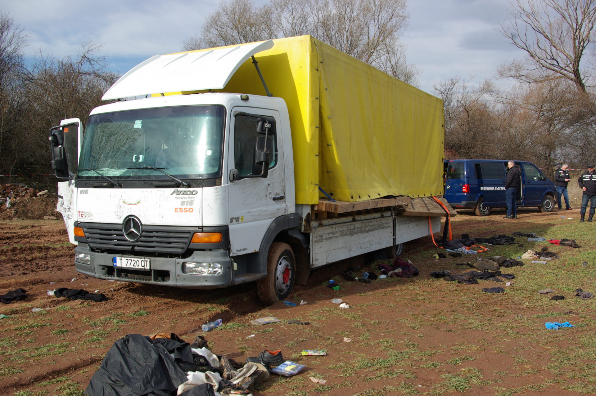 Нови зловещи СНИМКИ от камиона ковчег с натъпкани мигранти, открит край София