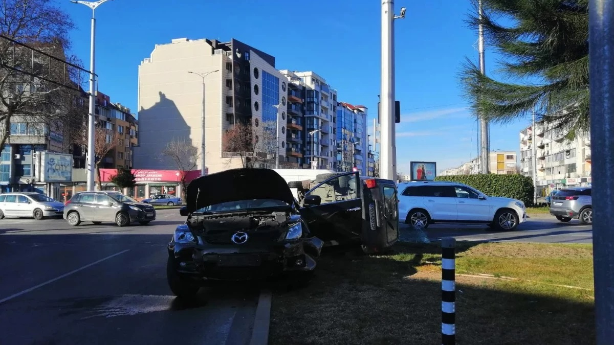 Лада нива се сборичка в бясна каскада с друг джип в Пловдив, за нея ще се говори дълго СНИМКИ