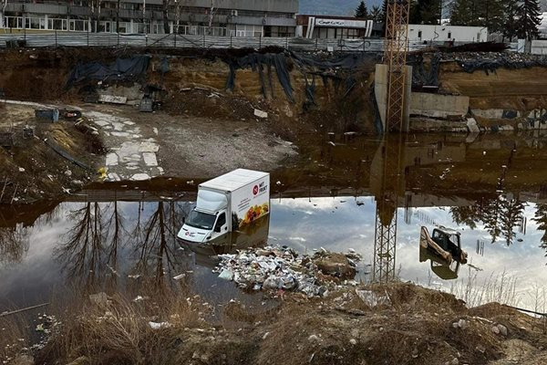 Бус падна в езеро в "Студентски град" в София СНИМКИ