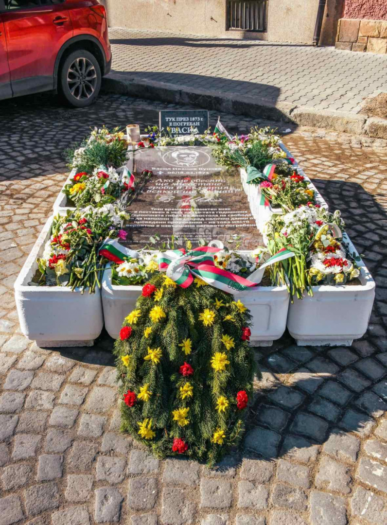 Погнаха кметицата на Красно село, която се изгаври с Апостола на свободата