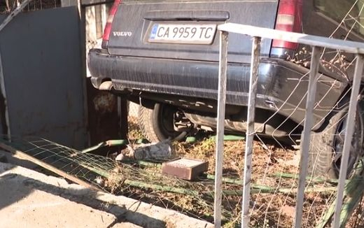 Кола влетя в двора на къща в София ВИДЕО 