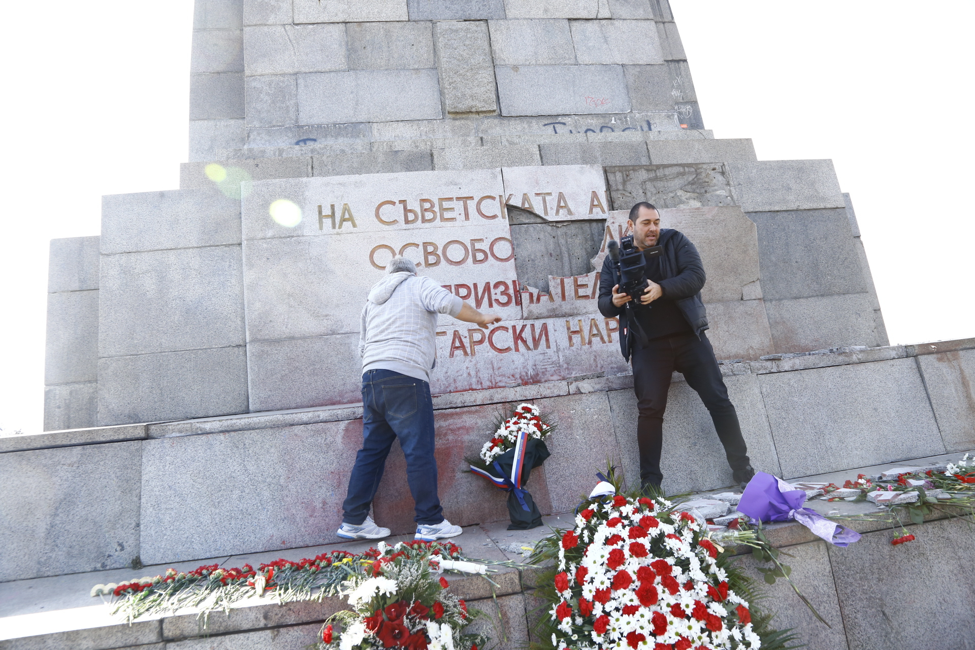 Счупиха плоча на Паметника на Съветската армия СНИМКИ