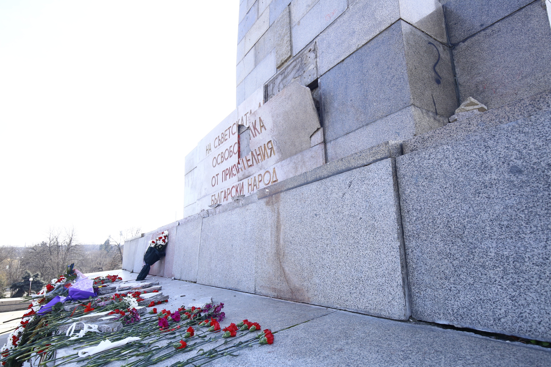 Столична община каза какво да се прави със счупената плоча на Паметника на Съветската армия 