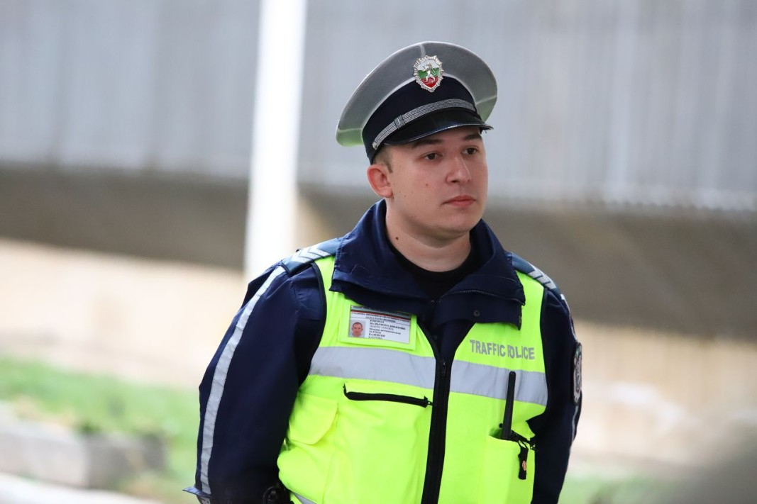 Полицаят Каленски спря украинец на пътя и отново накара цяла България да говори за него
