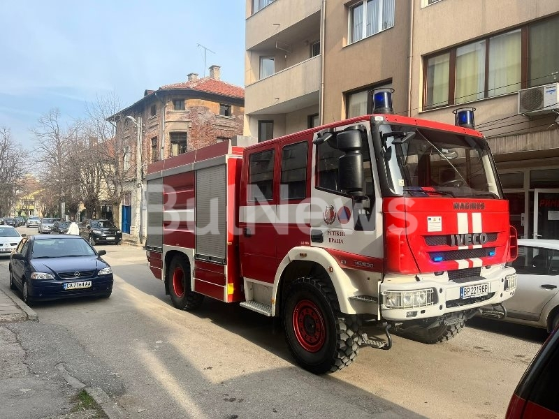 Екшън по врачански: Пожарникари режат врата, за да ... СНИМКИ