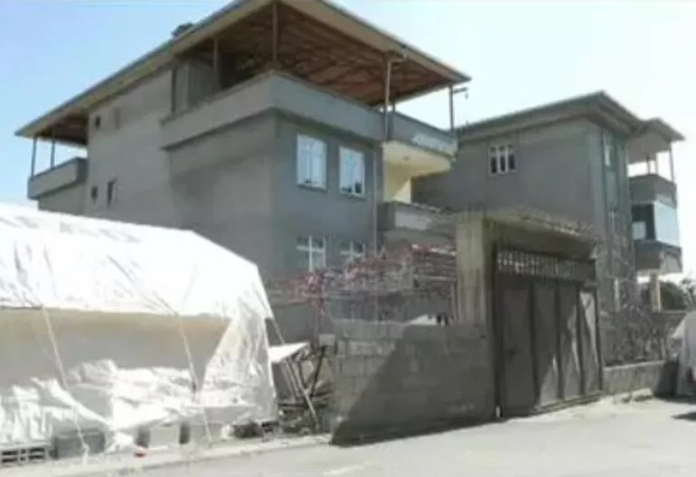 Чудо: Чичо Мехмет псуваше строителите, а само неговата къща оцеля след жестоките трусове в Турция ВИДЕО